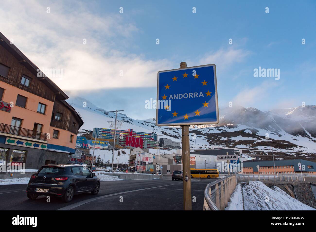 Billboard Pas De La Casa PAS DE LA CASA, ENCAMP. ANDORRA : 2020 18 FEB : SUNNY DAY IN THE POPULAR  SKI RESORT IN PAS DE LA CASA, ANDORRA Stock Photo - Alamy