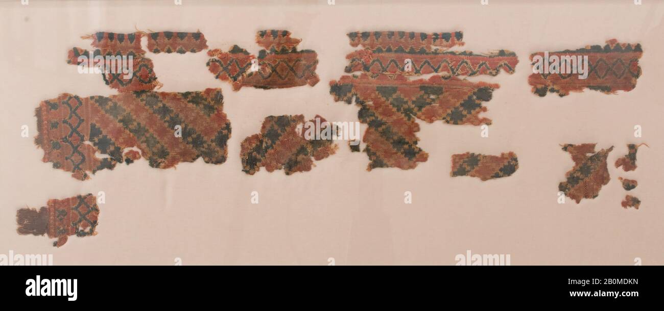 https://c8.alamy.com/comp/2B0MDKN/wool-textile-with-geometric-pattern-egyptian-6th9th-century-made-in-perhaps-panopolis-akmium-egypt-egyptian-linen-wool-5-14-15-316-in-134-385-cm-mount-7-12-1-316-17-12-in-19-3-444-cm-textiles-woven-2B0MDKN.jpg