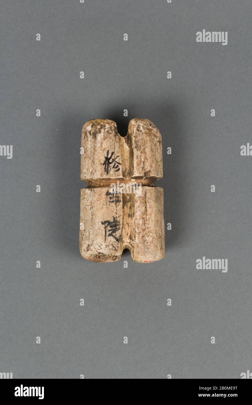 Fishnet sinker, Japan, Final Jōmon period (ca. 1000–300 B.C.), Culture: Japan, Bone, W. 1 1/2 in. (3.8 cm); L. 2 1/2 in. (6.4 cm), Bone Stock Photo