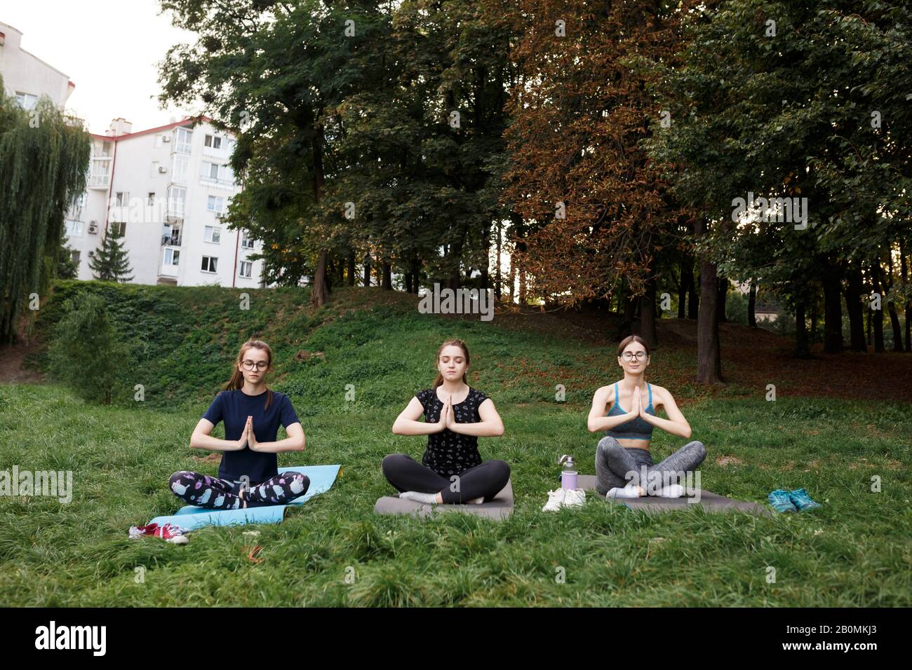 Girls yoga hi-res stock photography and images - Alamy