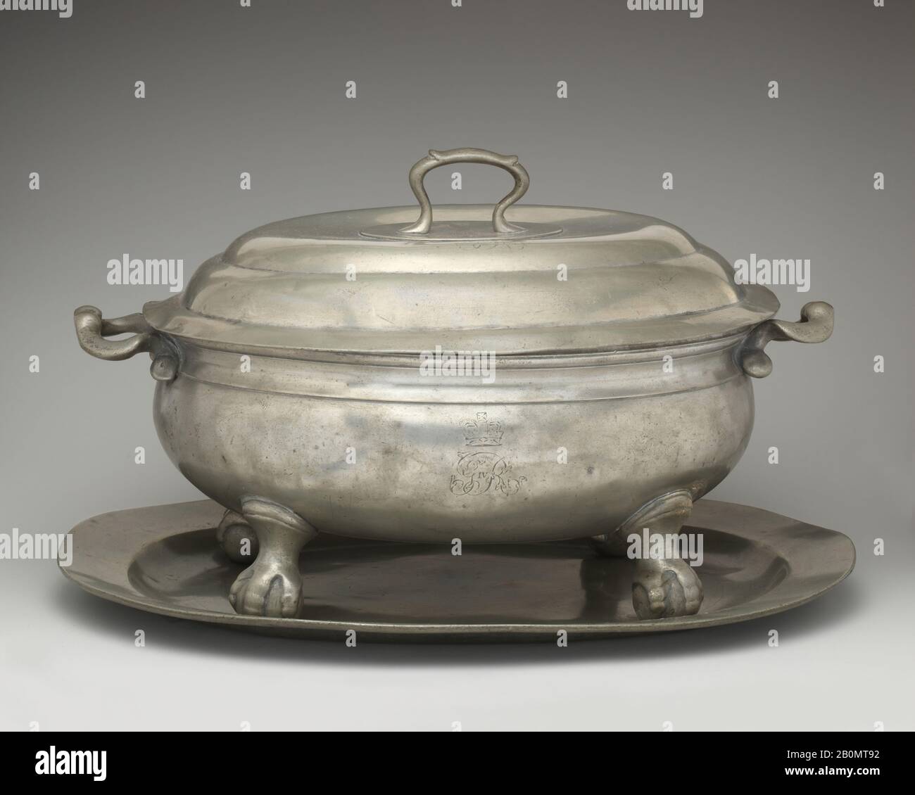Thomas Alderson, Tureen with cover and tray, British, London, Thomas Alderson (ca. 1790–1825), 1820, British, London, Pewter, Overall (tureen with cover .1a, b): 9 × 15 in. (22.9 × 38.1 cm), Overall (tray .2): 16 × 12 1/2 in. (40.6 × 31.8 cm), Metalwork-Pewter Stock Photo