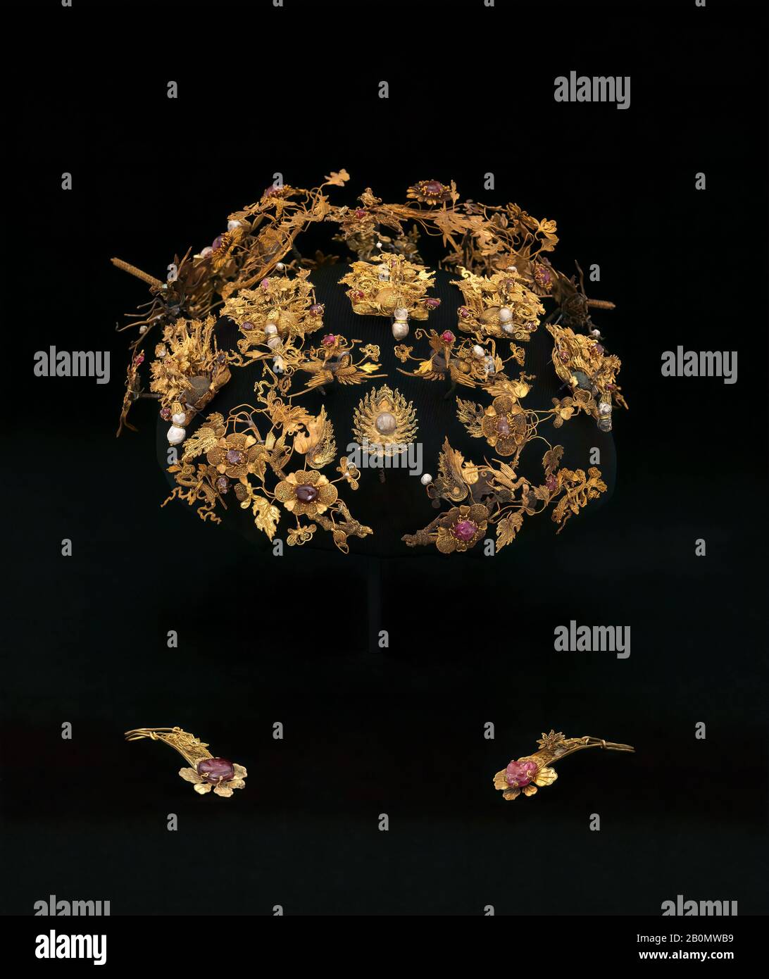 Gold crown jewelry hi-res stock photography and images - Alamy