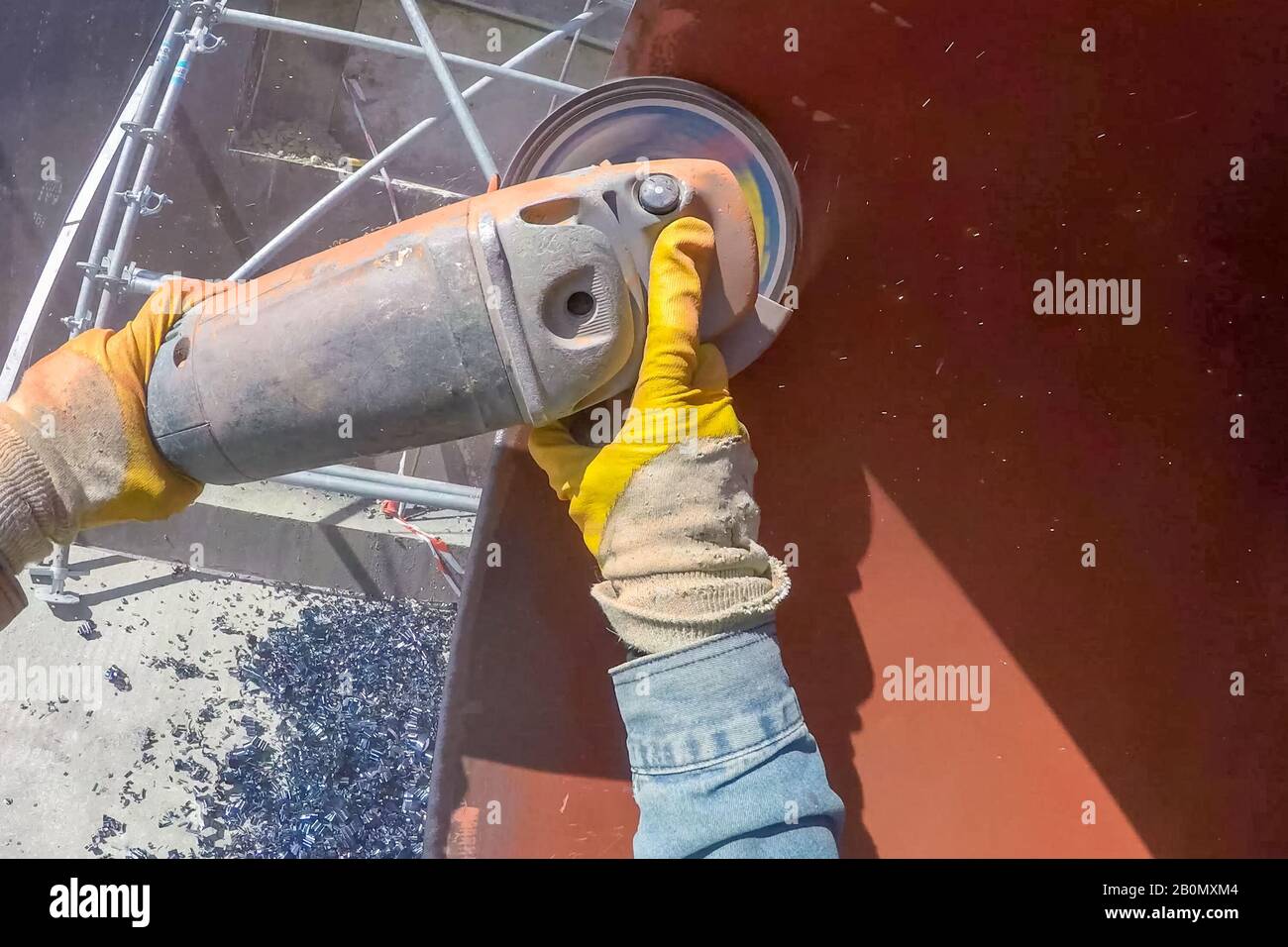 Grinding of a welding seam of a pipe by means of a grinding machine
