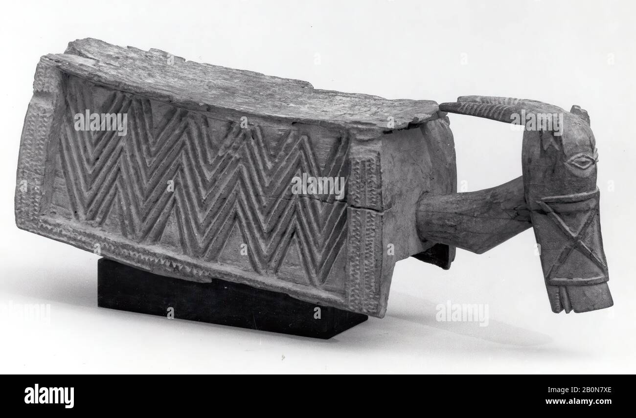 Stool: Zoomorphic, Dogon peoples, 15th–19th century, Mali, Dogon peoples, Wood, H x W: 10 1/4 x 34 1/2in. (26 x 87.6cm), Wood-Furniture Stock Photo