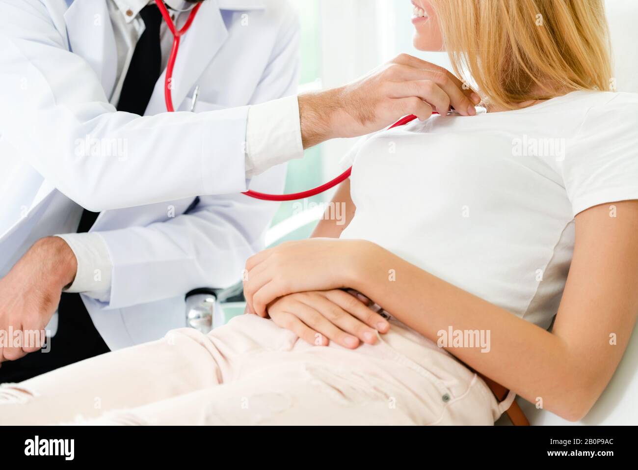 парень девушка врачом видео. Young men by the doctor. медсестра слушает парня. два врача мужчина и женщина. врач и пациентка страсть.