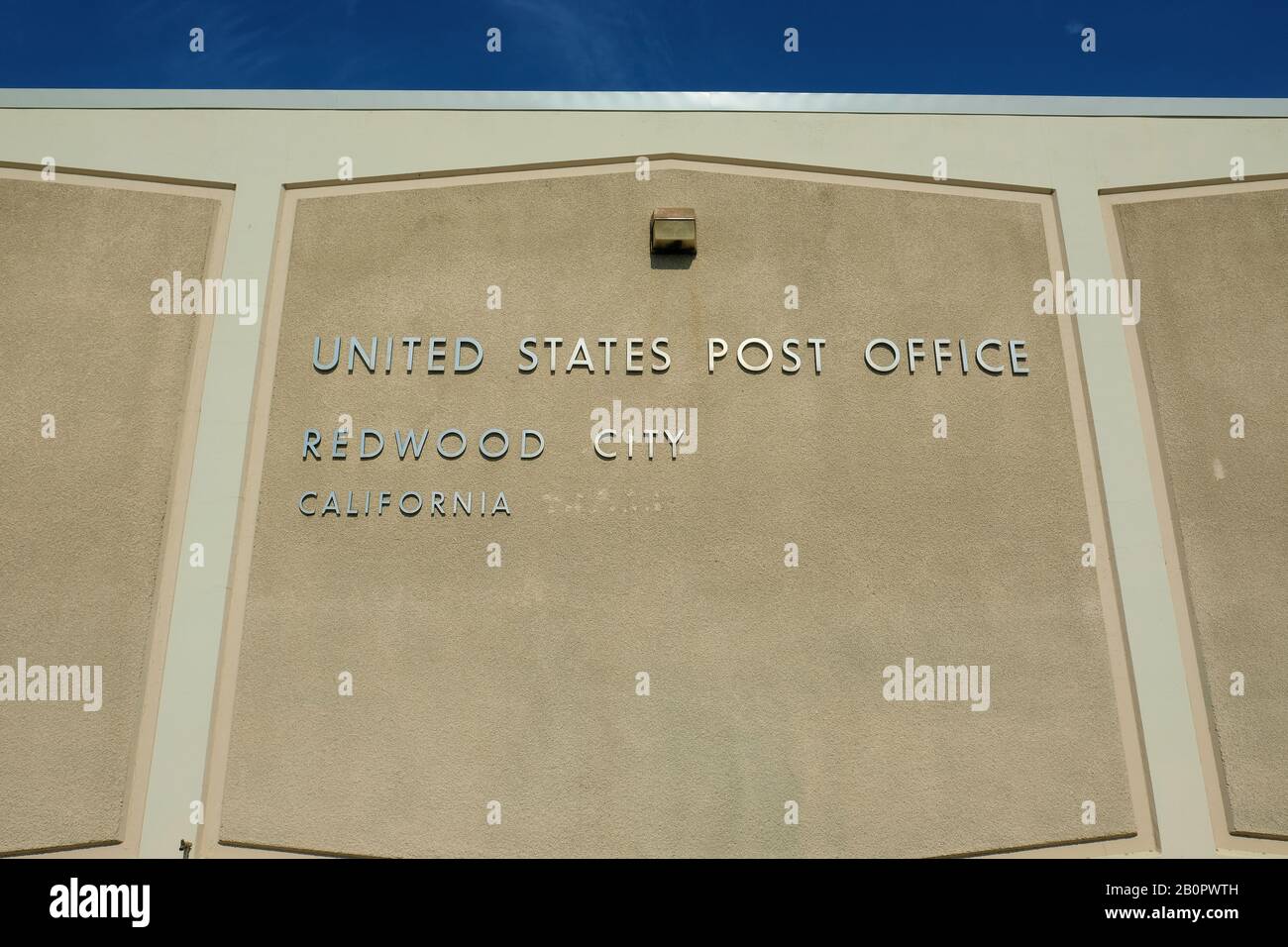 Exterior of the United States Post Office building in Redwood City, California, USA. Stock Photo