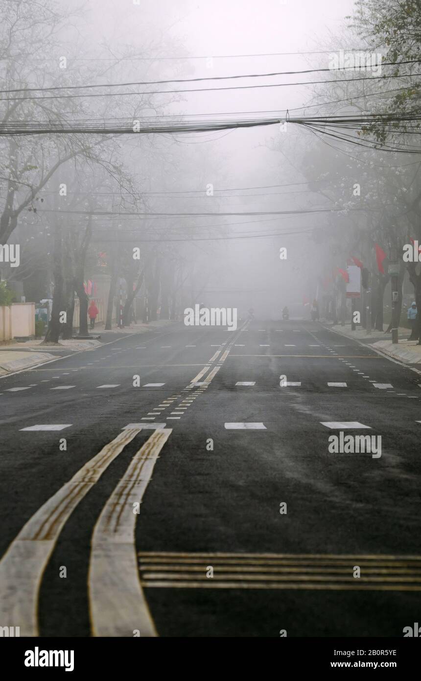 Fog city street hi-res stock photography and images - Alamy