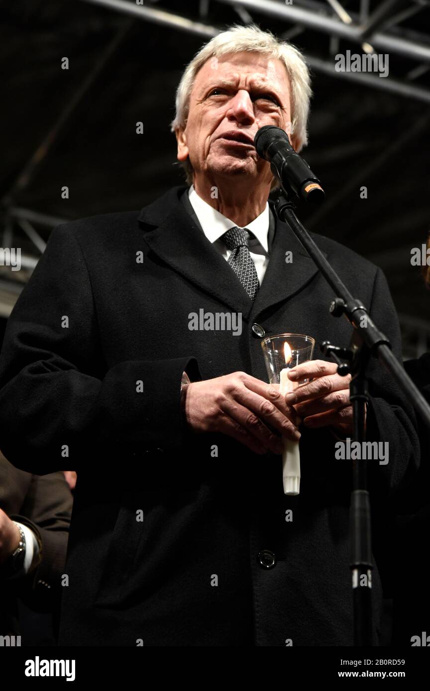 Hanau, Deutschland. 20th Feb, 2020. Volker Bouffier at a vigil for the victims of the extreme right-wing attack in the market square. Hanau, February 20, 2020 | usage worldwide Credit: dpa/Alamy Live News Stock Photo