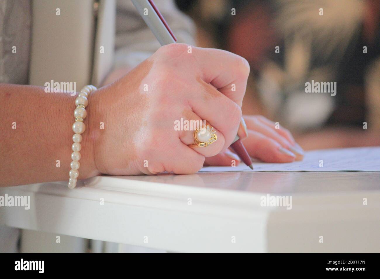 Female hand signing contract hi-res stock photography and images - Alamy