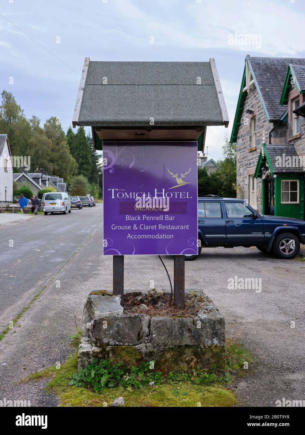 Although closed for refurbishment, Hotel sign for the Tomich Hotel advertising Vacancies, Black Pennell Bar, and the Grouse and Claret Restaurant Stock Photo