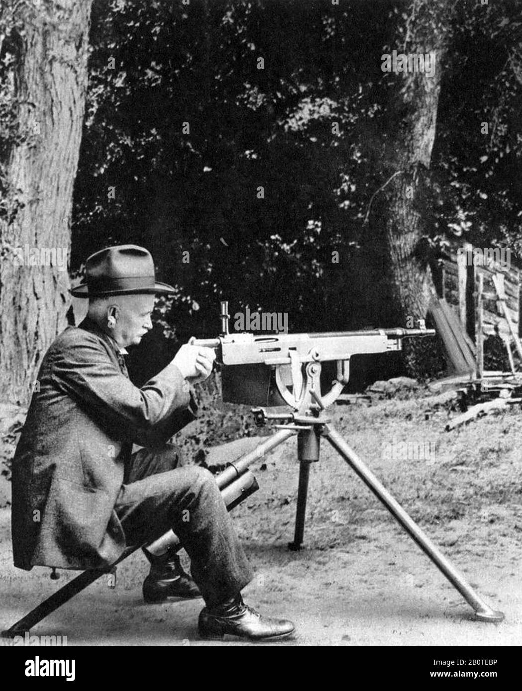JOHN BROWNING (1855-1926) American firearms designer with an M1895 Colt-Browning machine gun Stock Photo