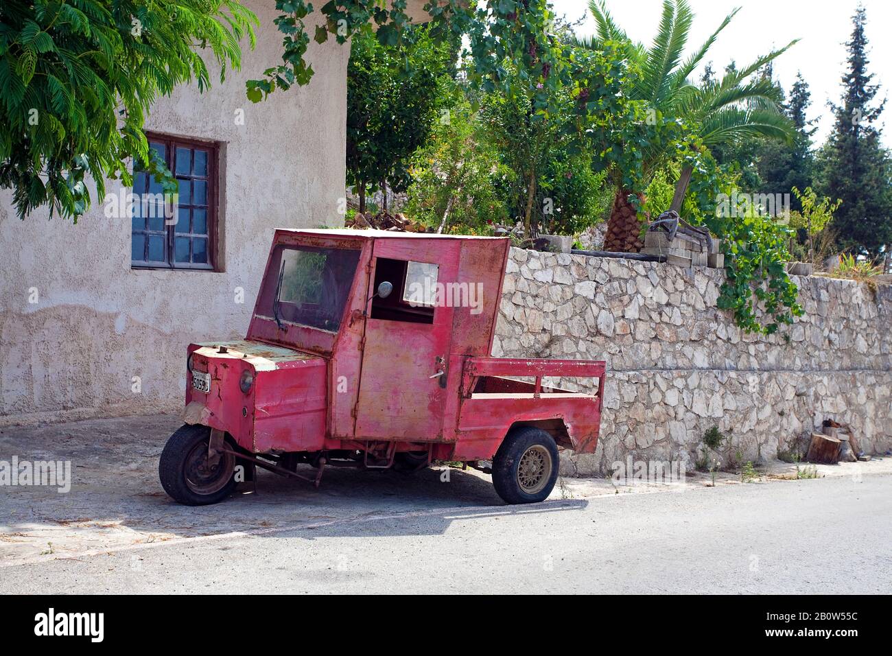 Three wheel mini truck hi-res stock photography and images - Alamy