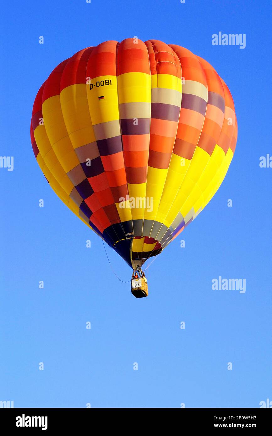 Montgolfiade in Warstein, ein einzelner Heissluftballon vor blauen Himmel Stock Photo