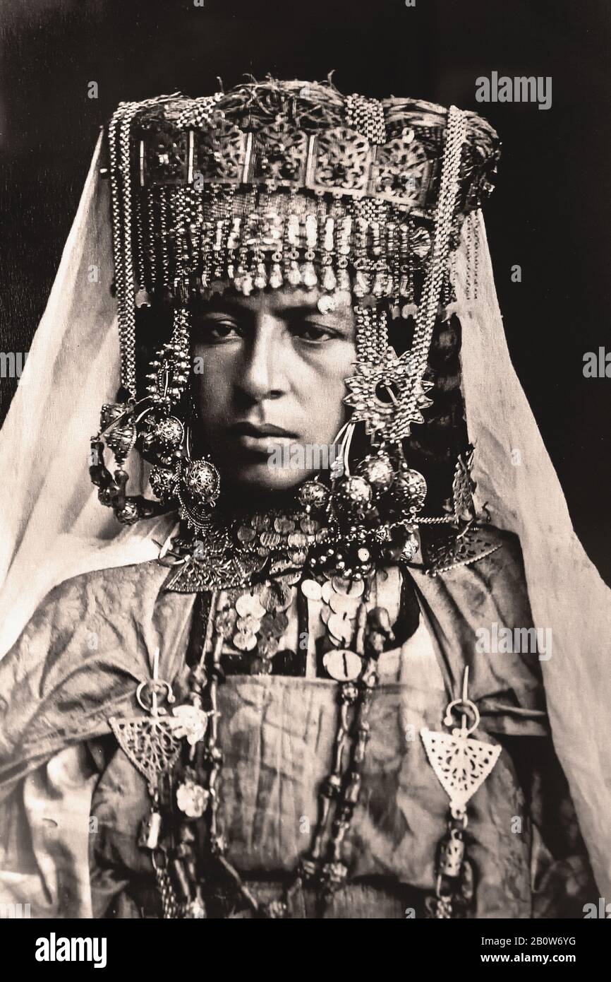 Kabylian Woman 1880 Kabyle people - Berber people and ethnic group indigenous to Kabylia in the north of Algeria, spread across the Atlas Mountains. Stock Photo