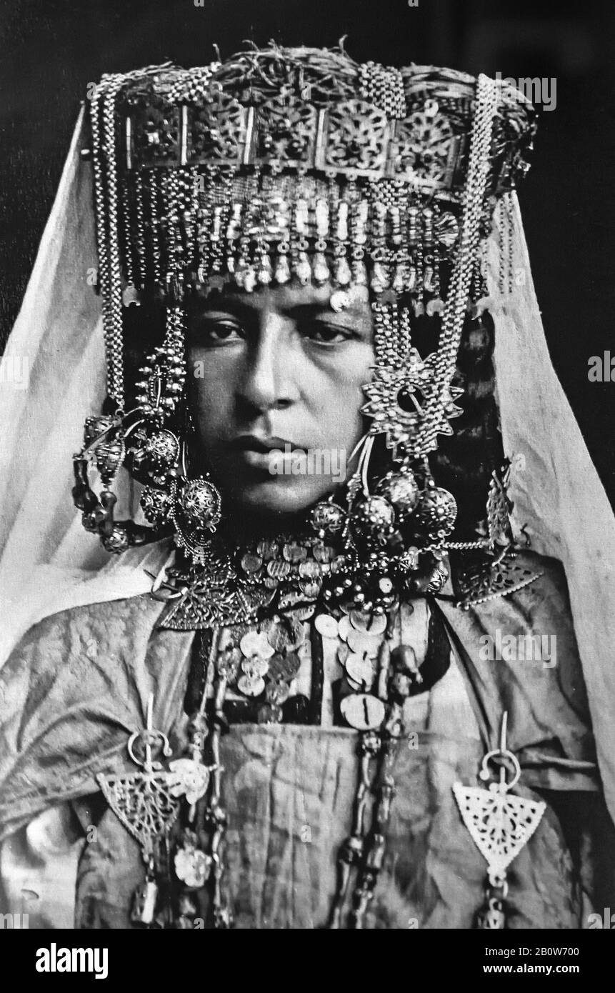 Kabylian Woman 1880 Kabyle people - Berber people and ethnic group indigenous to Kabylia in the north of Algeria, spread across the Atlas Mountains. Stock Photo