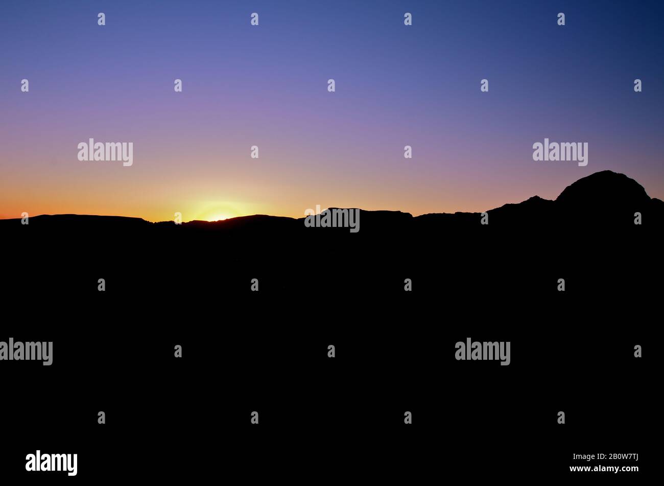 Sun setting behind mountains hi-res stock photography and images - Alamy