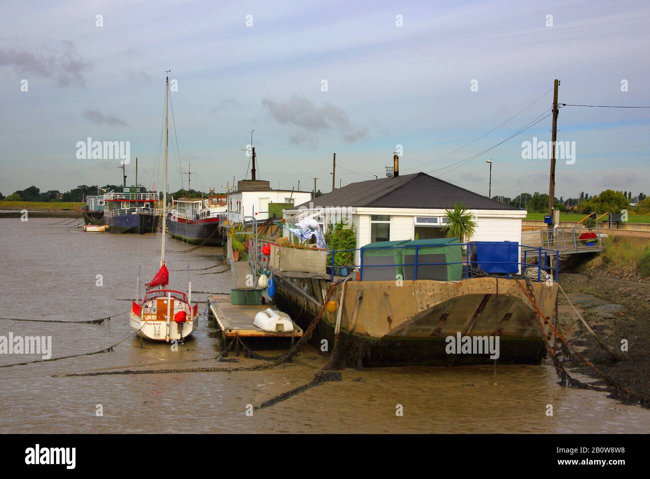houseboats at burnham on crouch in essex Stock Photo Alamy