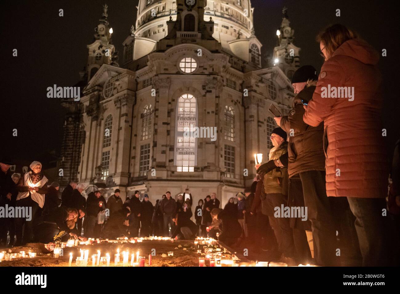 13th February 2020. Dresden, Saxony, Germany.  Pictured: People light candles in front of the Frauenkirche (Church of Our Lady) as Dresden's church be Stock Photo