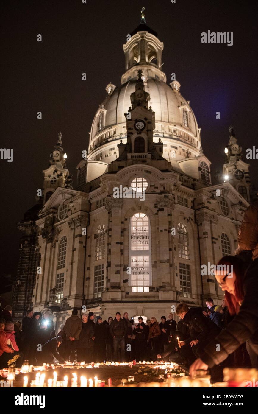 13th February 2020. Dresden, Saxony, Germany.  Pictured: People light candles in front of the Frauenkirche (Church of Our Lady) as Dresden's church be Stock Photo