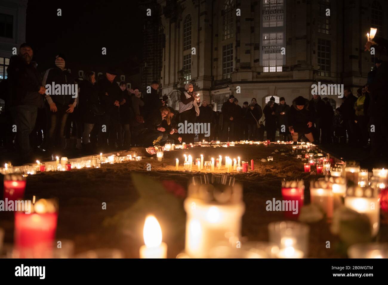 13th February 2020. Dresden, Saxony, Germany.  Pictured: People light candles in front of the Frauenkirche (Church of Our Lady) as Dresden's church be Stock Photo