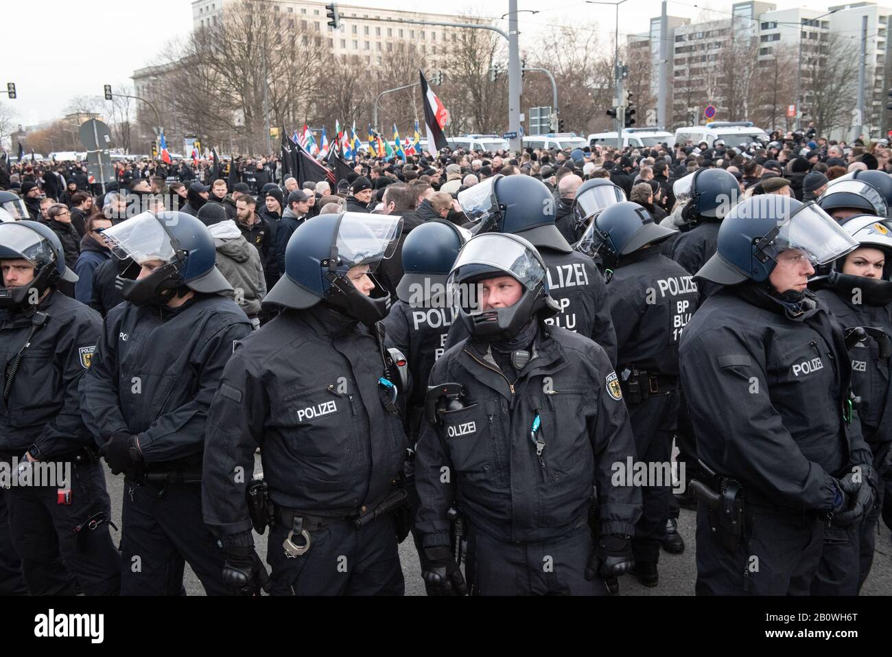 15th February 2020. Dresden, Saxony, Germany. Pictured: Hundreds of police devide the far-right march and anti-fascist supporters. / Far-right groups Stock Photo