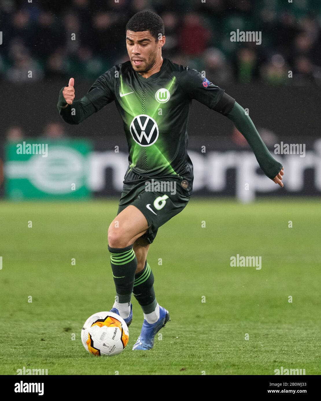 Wolfsburg, Germany. 20th Feb, 2020. Football: Europa League, VfL Wolfsburg - Malmö FF, knockout rounds, intermediate round, first legs in the Volkswagen Arena Wolfsburg's Paulo Otavio is on the ball. Credit: Peter