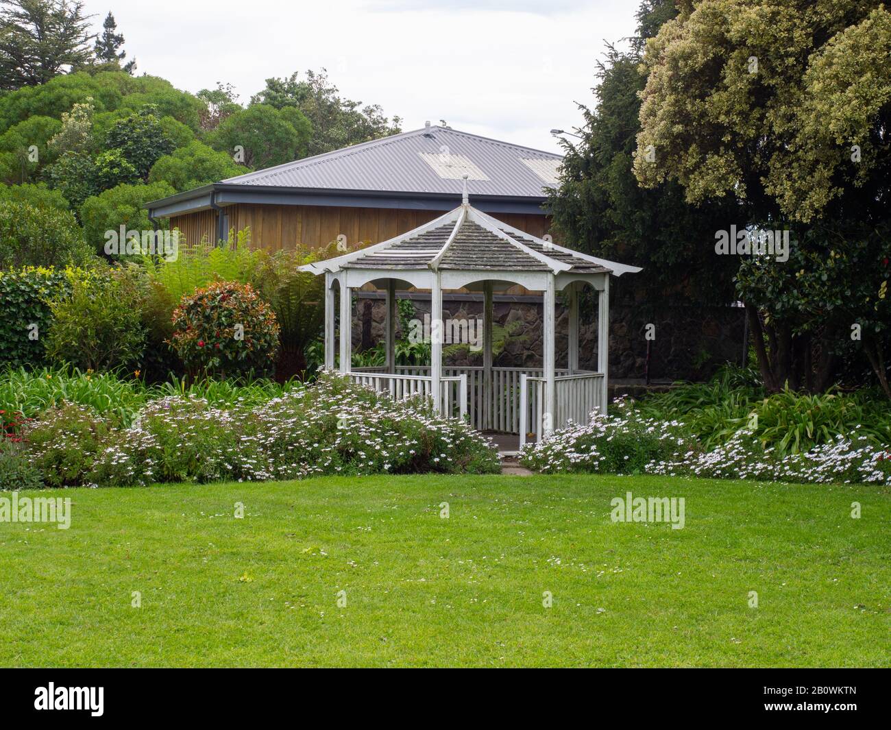 Gazebo in the green hi-res stock photography and images - Alamy