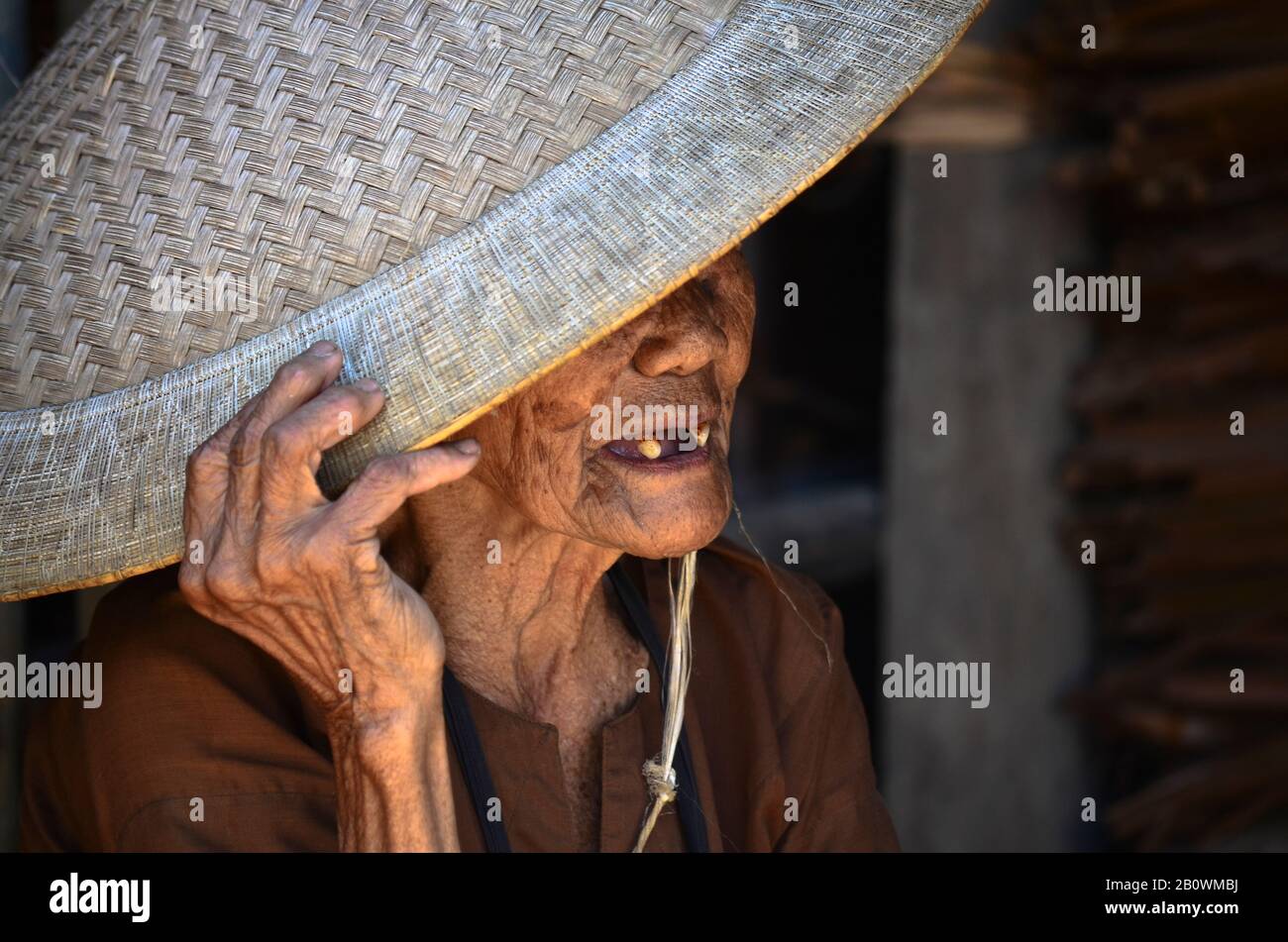 Old Toraja woman with traditional hat, Rantepao, Toraja highlands, Tana Toraja, Sulawesi, Indonesia, Southeast Asia Stock Photo