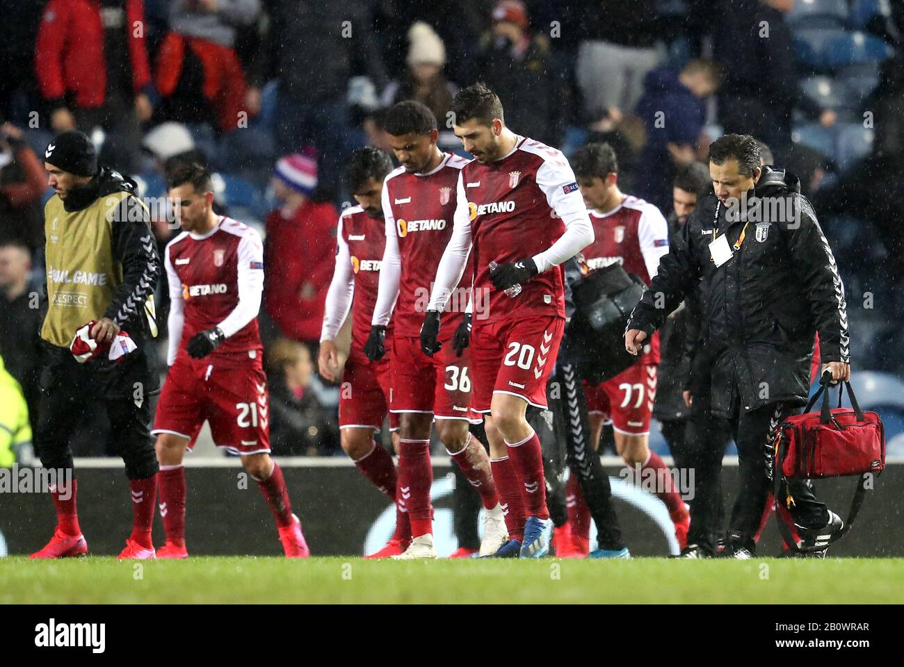 Braga's Fernandes Paulinho (centre) appears dejected with team-mates after the final whistle during the UEFA Europa League round of 32 first leg match at Ibrox Stadium, Glasgow. Stock Photo