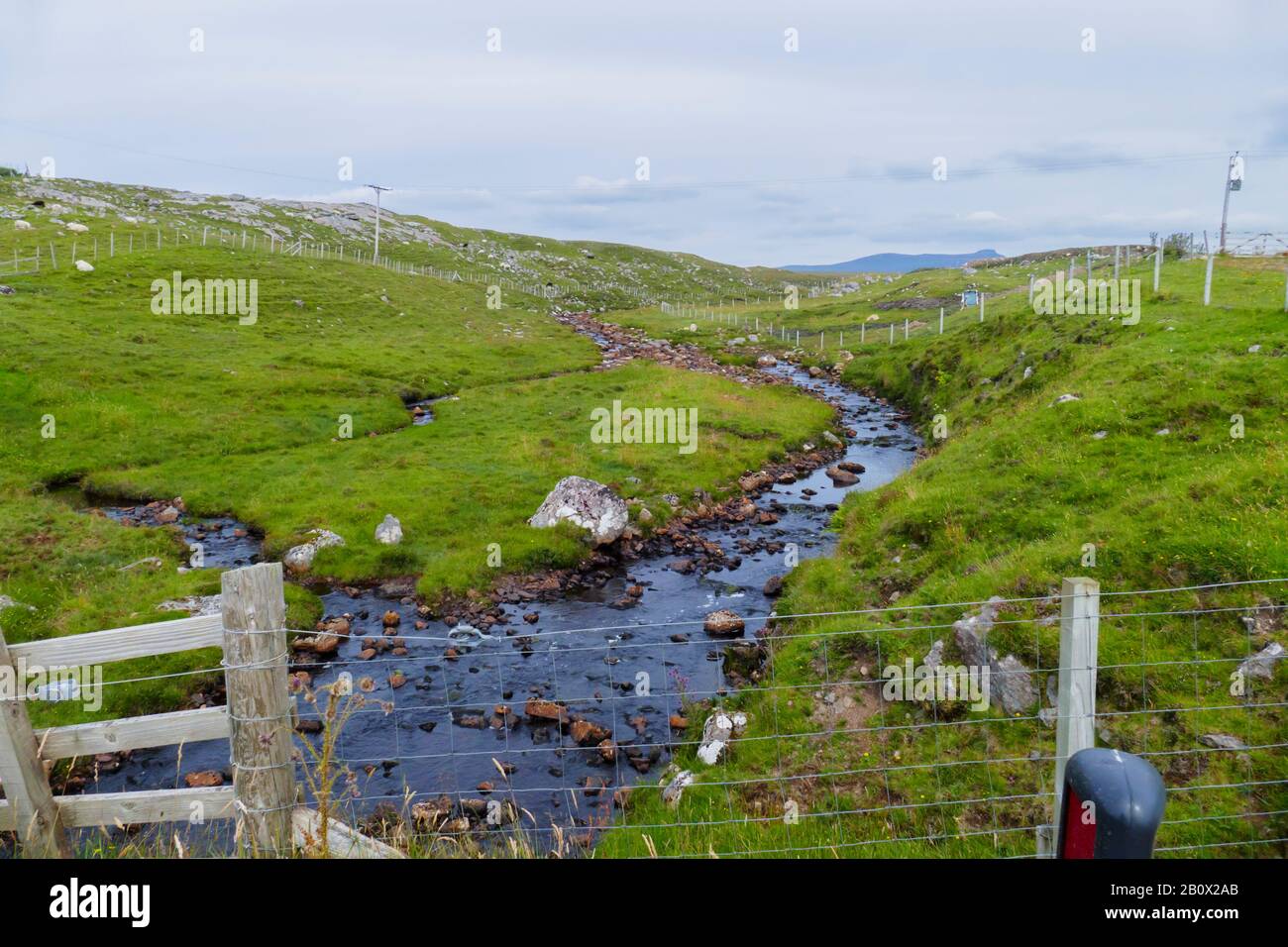 Weide mit einem kleinen Bach bei Oldshoremore an der Küste von Schottland Stock Photo