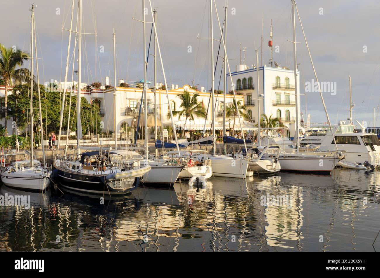 Puerto mogan marina boats hi-res stock photography and images - Alamy