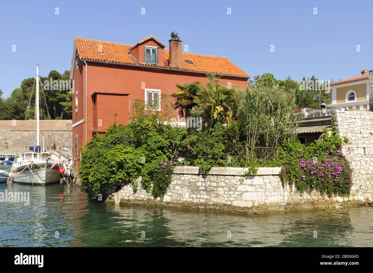 House and sailboat in the harbor of Split, Adriatic Sea, Dalmatia, Croatia, Southeastern Europe, Stock Photo