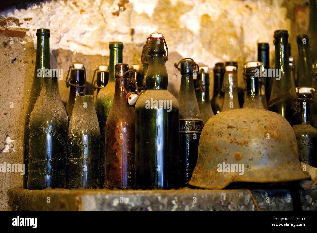 Alte verschmutzte gesammelte Flaschen und Helm Stock Photo
