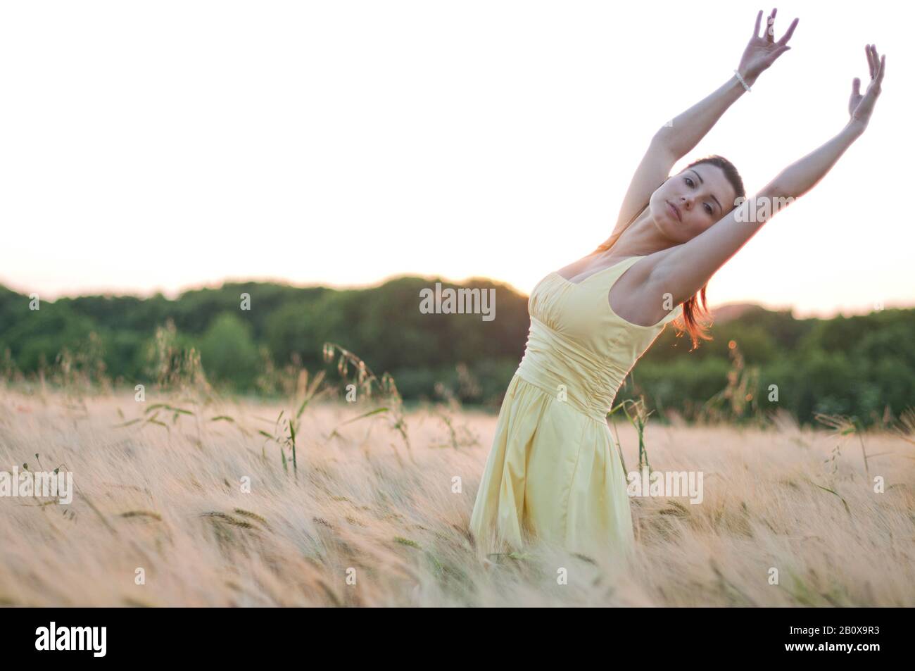 Woman in field sunset hi-res stock photography and images - Alamy