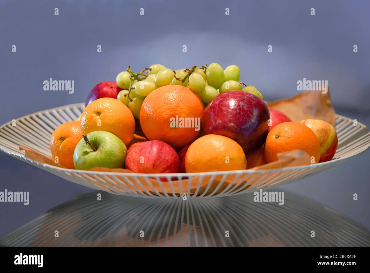 Obstschale im Hotelfoyer Stock Photo