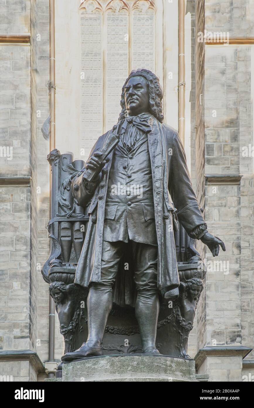 Skulptur des Komponisten Johann Sebastian  Bach an der Thomaskirche in Leipzig Stock Photo