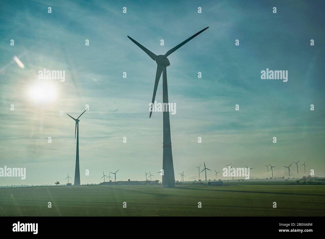 Windräder mit Windpark an der Autobahn in Sachsen Stock Photo