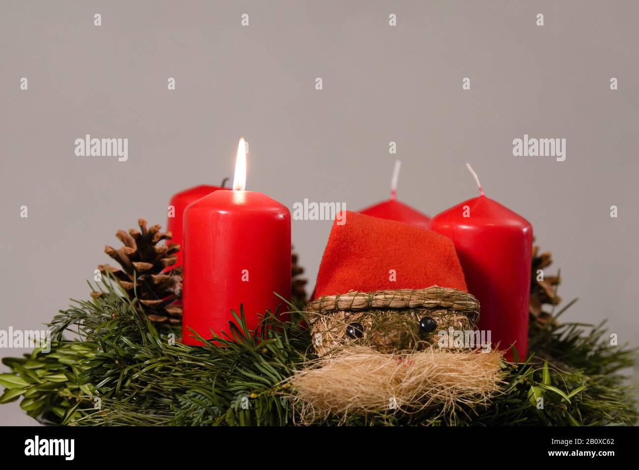 Adventskranz 1, 2, 4 und 4, Weihnachten steht vor der Tür Stock Photo