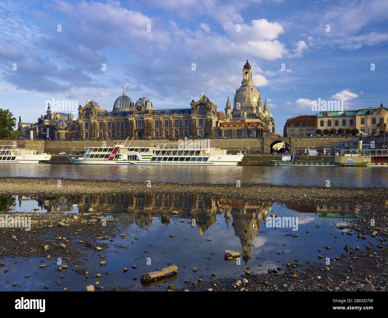 Elbe bank with a view of the Brühlsche Terrasse with Frauenkirche, Dresden, Saxony, Germany, Stock Photo