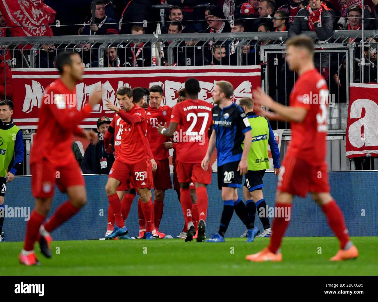 Munich, Germany. 21st Feb, 2020. Football: Bundesliga, Bayern Munich - SC Paderborn 07, 23rd matchday in the Allianz Arena. The team of FC Bayern Munich cheers after the 2:1 goals in the 2nd half by Robert Lewandowski (M). Credit: Peter Kneffel/dpa - IMPORTANT NOTE: In accordance with the regulations of the DFL Deutsche Fußball Liga and the DFB Deutscher Fußball-Bund, it is prohibited to exploit or have exploited in the stadium and/or from the game taken photographs in the form of sequence images and/or video-like photo series./dpa/Alamy Live News Stock Photo