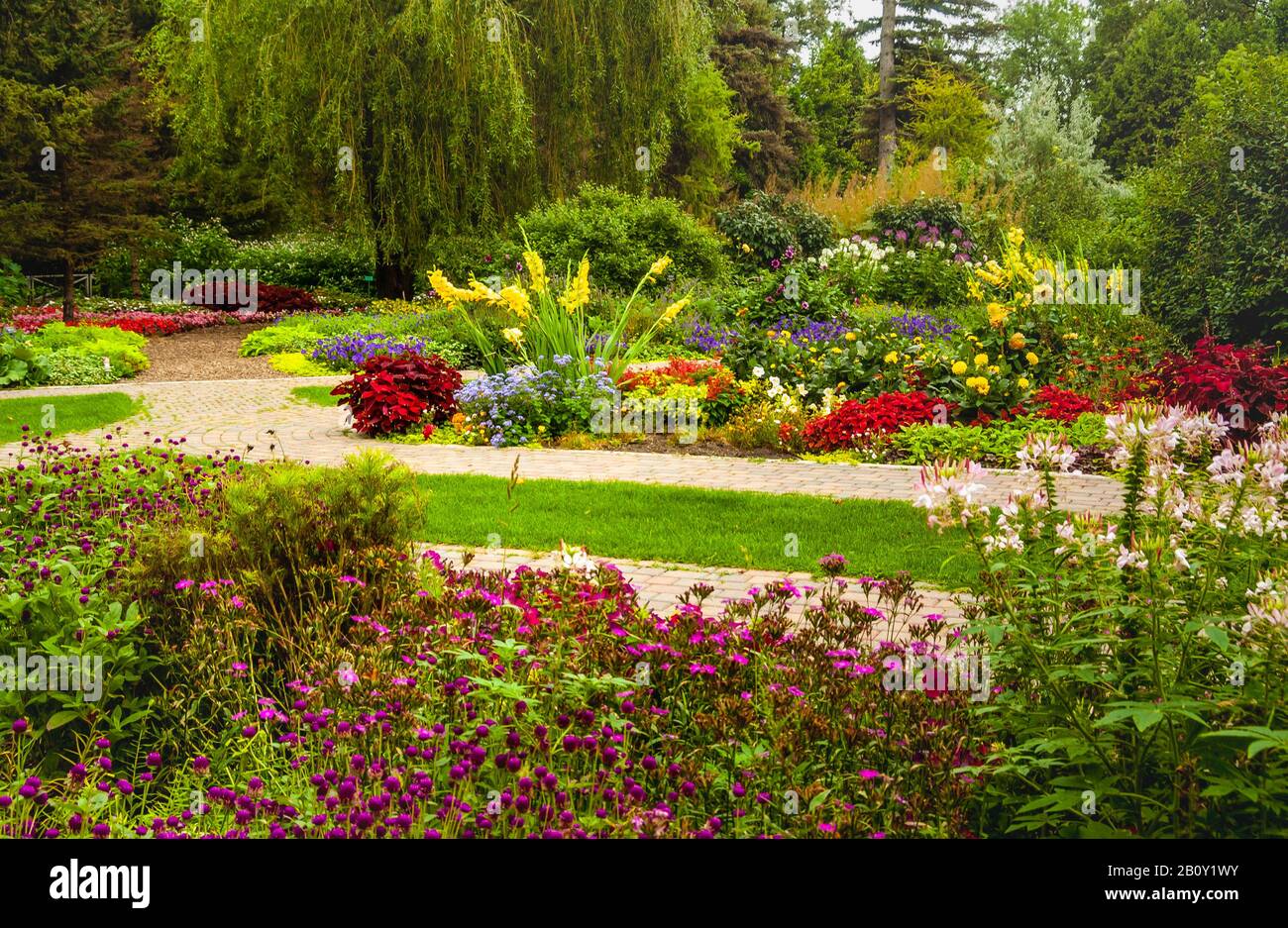 English flower garden beds hi-res stock photography and images - Alamy