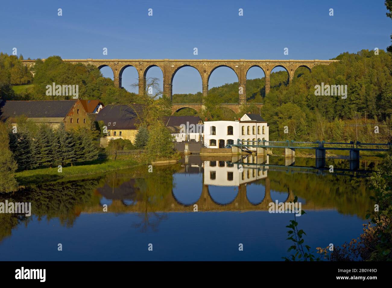 Zwickauer Mulde with hydroelectric power plant and Göhren Viaduct, Saxony, Germany, Stock Photo