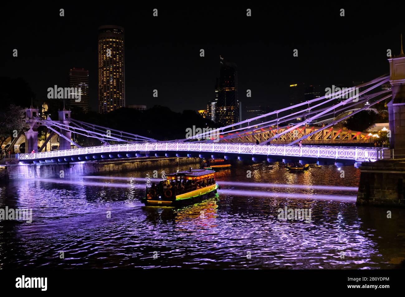 Singapore - Singapore river with Cavenagh Bridge Stock Photo