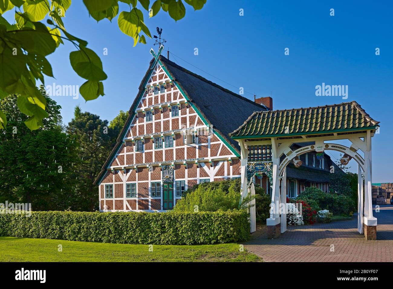 Altländer farm with magnificent gate in Neuenfelde, Altes Land, Hanseatic City of Hamburg, Germany, Stock Photo