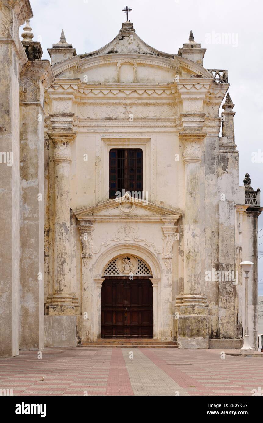 Side entrance of the Basilica de la Asuncion, León, Nicaragua, Central America, Stock Photo