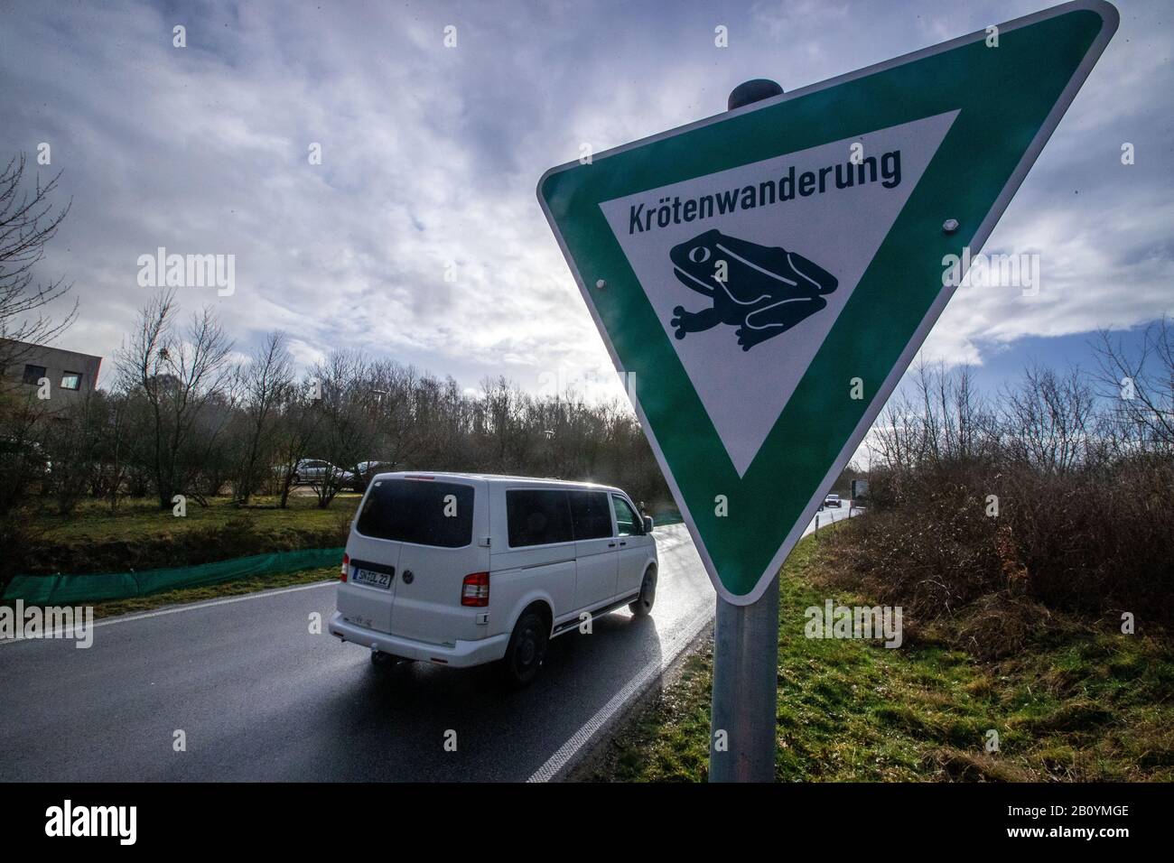 Schwerin, Germany. 21st Feb, 2020. A sign at the roadside informs about a possible toad migration. With night temperatures of over five degrees and rain, many newts, frogs and toads begin their migrations from their winter hiding place to the spawning grounds. To protect the animals, environmentalists put up toad fences along busy roads in spring, collect the amphibians there and bring them in buckets over the roadway. Credit: Jens Büttner/dpa-Zentralbild/dpa/Alamy Live News Stock Photo