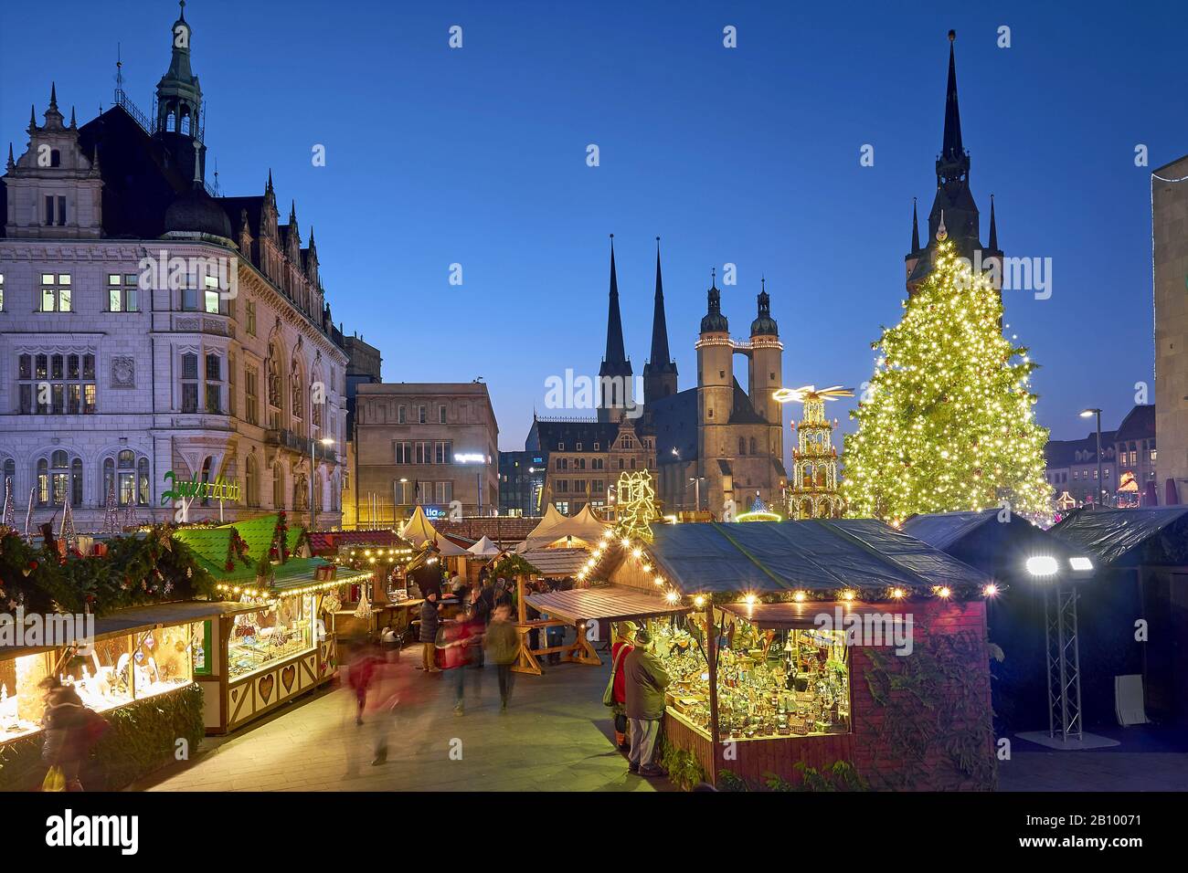 Christmas market with Marktkiche St. Marien and Roter Turm in Halle / Saale, Saxony-Anhalt, Germany Stock Photo