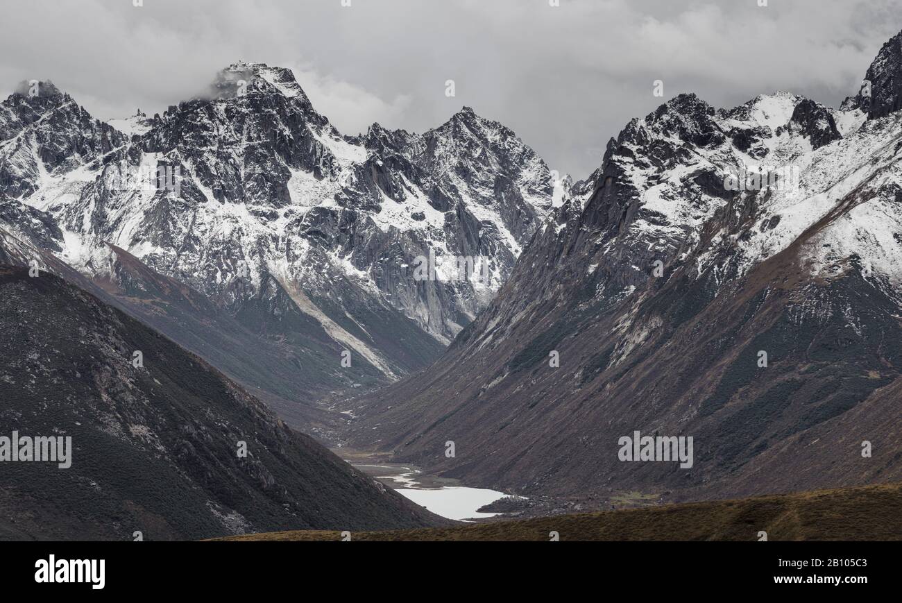 Peak of the Tibetan plateau Stock Photo - Alamy