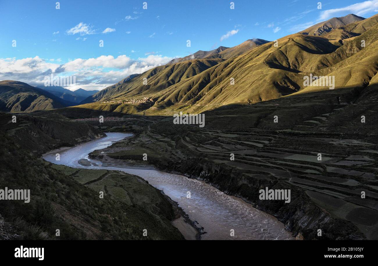 The first turns of the Dri Chu, better known as the famous Yangtze river, upstream high up in the Tibetan plateau at 3600 m high. Stock Photo