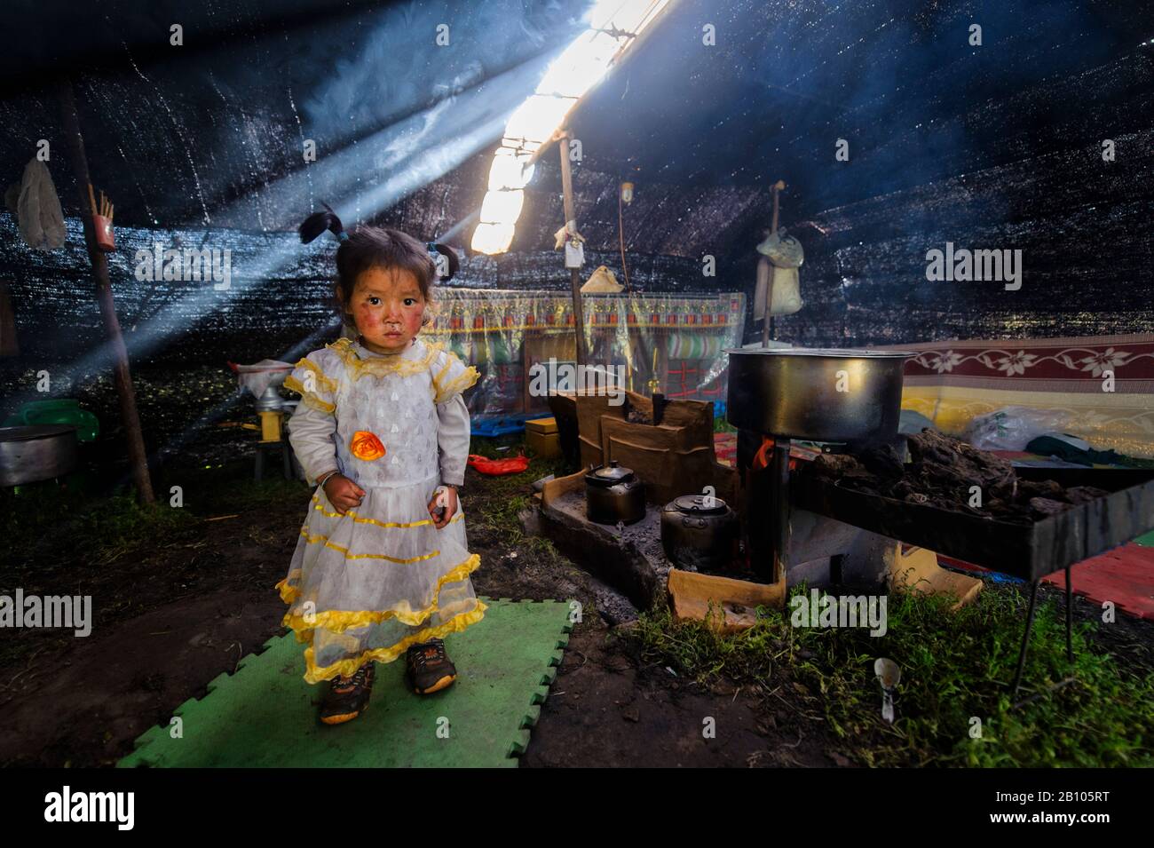 Yak hair nomad tent hires stock photography and images Alamy